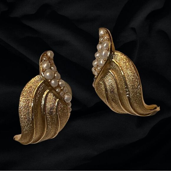 Vintage Pearl & Gold tone Clip on Earrings - Picture 2 of 7